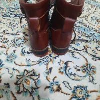 پوتین و کتونی|کیف، کفش، کمربند|بومهن, |دیوار