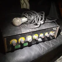 یک دستگاه اکو و یک میکرو فون