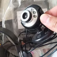 یک عدد وبکم و هدفون(product)
