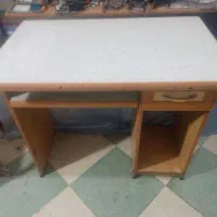 یک عدد میز  کامپیوتر یا میز تحریر