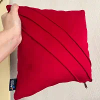 یک جفت کوسن قرمز