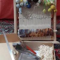 تابلو فرش دارچوبک نیمه بافته به همراه وسایل بافت