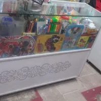 میز سفید و مقداری لوازم خرازی