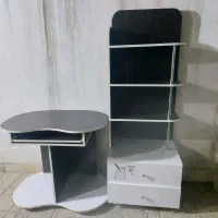 کتابخانه و میز