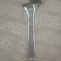 یک عدد آچار فرانسه بزرگ ۴۰۰