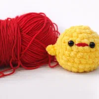 دستبند دوستی و عروسک بافتنی