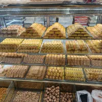 دو فروشنده در  شیرینی فروشی واقع در صفاشهر