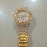 یک عدد ساعت مردانه نگین دار
