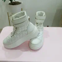 بوت سفید|کیف، کفش، کمربند|گرگان, |دیوار