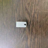 ۱ فلش 32 گیگ و ۱ لیزر کوچک