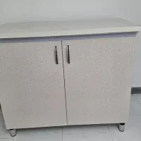 یک عدد کابینت فلزی با درب ام دی اف