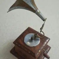 آباژور طرح عروسک و ی گرامافون دست ساز قدیمی دکوری|چراغ خواب و آباژور|تهران, کیانشهر|دیوار