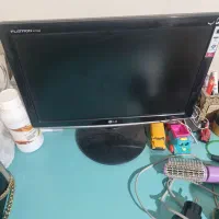 یک دستگاه کامپیوتر با لوازم جانبی