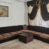 مبل طرح L و پرده سلطنتی کتیبه‌دار