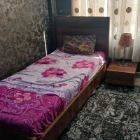 تخت یک نفره همراه با دوشک و عسلی
