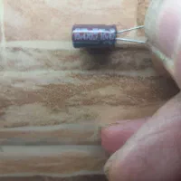 خازن  ژاپنی  ۴۷۰ میکروفاراد ۱۰ ولت