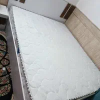 تخت خواب ب همراه تشک تمیز در حد نو