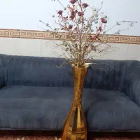 گلدان چوبی طلایی در حد نو همراه با گل