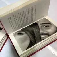 نقاشی چشم داخل کتاب عاشقانه