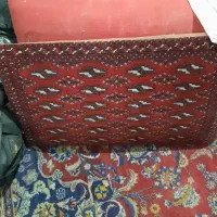 پشتی قرمز ومیز تلویزیون