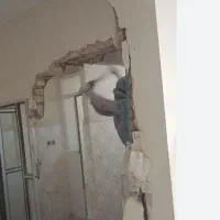 تخریب و کنده کاری بازسازی با دستگاه هلتی اسرع وقت|خدمات پیشه و مهارت|لاهیجان, شیشه گران|دیوار