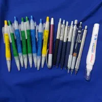 تعدادی خودکار و اتود و غلط گیر