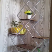 جا گلدان چوبی همراه همه گلها