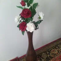 گلدان چوبی و گل رز