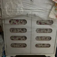 میز اتو و داخلش قفسه دارد