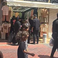 فروشنده اقا حرفه ای در کار پوشاک