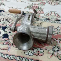 چرخ گوشت دستی قدیمی|کلکسیون اشیاء عتیقه|چناران, |دیوار