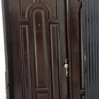 درب چوبی ساده بدون شکستگی وخش تازه رنگ شده