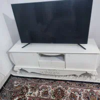 تلویزیون  شکسته و زیرش