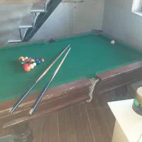 میز بیلیارد کامل با کلیه وسایل و لوستر بالای آن