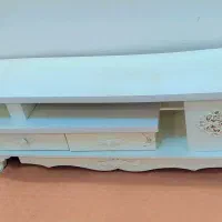 زیر تلویزیون ساعت