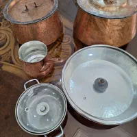 تعدادی ظروف مسی|ظروف پخت‌وپز|دورود, |دیوار