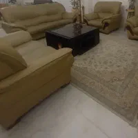 مبل ۷ نفره چرمی همراه جلومبلی و دو عسلی|مبلمان خانگی و میز عسلی|رشت, معلم|دیوار