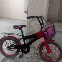 یک عدد دوچرخه بچه گانه به فروش می رسد