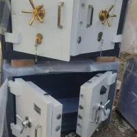 گاوصندوق زیر ویترین طلایی رنگ