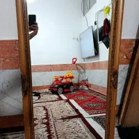 آیینه ایستاده کاملاً تمییز و سالم