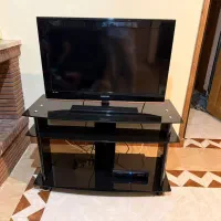 تلویزیون سامسونگ ۳۲ اینچ سالم با میز شیشه ای