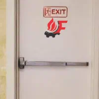 تنظیم وریگلاژ درب ضدحریق.جوشکاری به چهارچوب فرانسه|خدمات پیشه و مهارت|تبریز, |دیوار