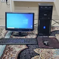 کامپیوتر با کیبورد و مانیتور و ماوس