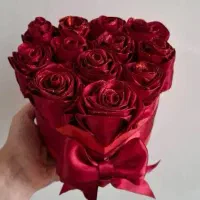 دسته گل و باکس رز روبانی