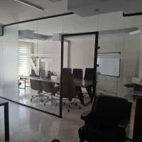 پارتیشن شیشه‌ای سکوریت ۱۰ میل با دو درب ۱۰ مترطول