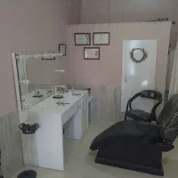 میز میکاپ کامل در حد نو به همراه میز ناخن کاری|آرایشگاه و سالن‌های زیبایی|تایباد, |دیوار