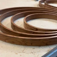 آینه دایره‌ای با قاب چوبی