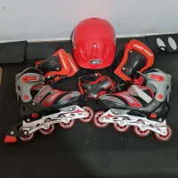 اسکیت قرمز با تمام وسایل ایمنی
