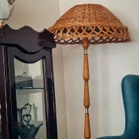 آباژور ایستاده ی چوبی با کلاهک حصیری بامبو