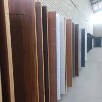 در ضدسرقت در چوبی در اتاقی